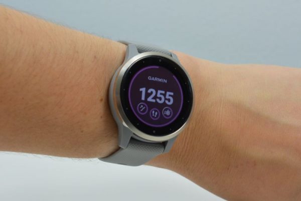 what is the difference between the vivoactive 4 and 4s
