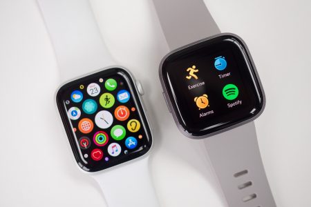 apple 4 vs fitbit versa