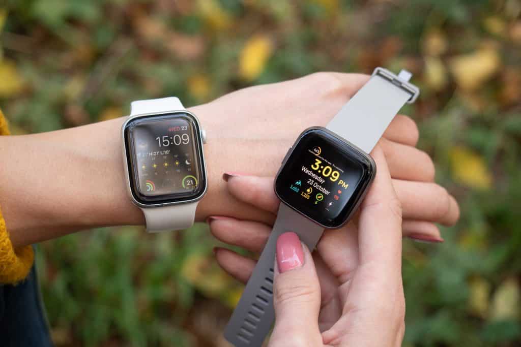 Apple Watch Series 5 VS Fitbit Versa 2