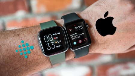 apple 4 vs fitbit versa
