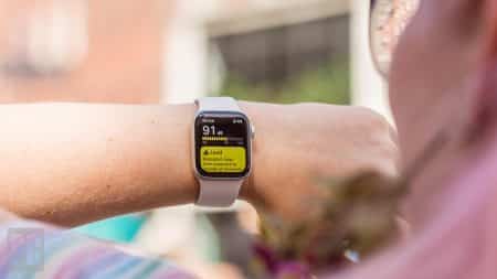 Apple Watch Series 5 VS Fitbit Charge 4